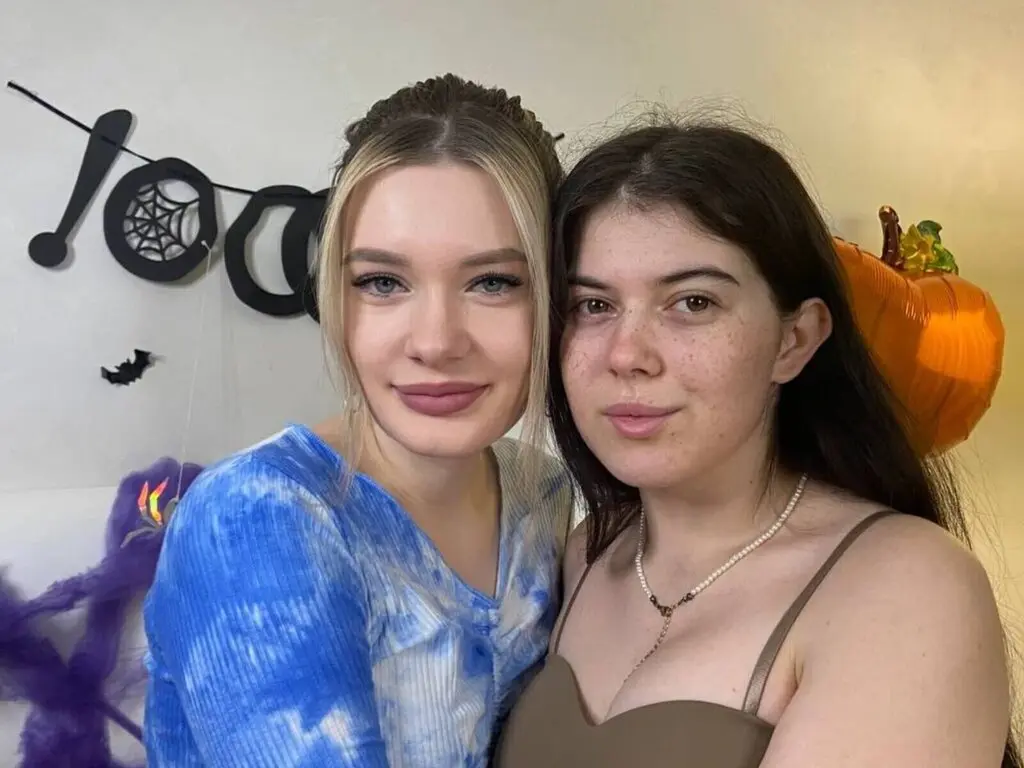 MeghanAndGwendol's live cam